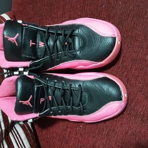 Tennis shoes
